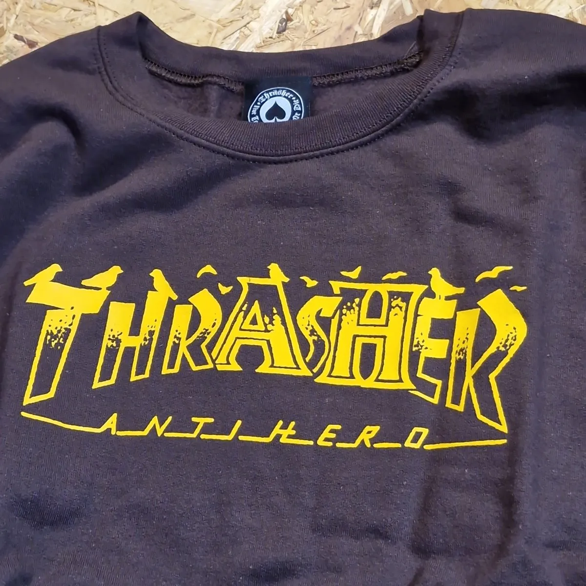 Thrasher Sweatshirt Anti Hero Pigeon Mag dark chocolate